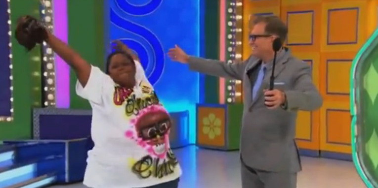 O femeie din SUA si-a scos peruca de bucurie ca a castigat 10.000 de dolari la un concurs. VIDEO