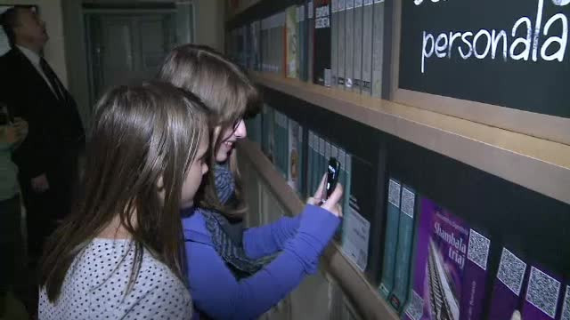 130 de licee din Romania vor face cunostinta cu tehnologia. Cum functioneaza "biblioteca digitala"