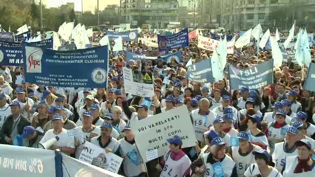10.000 de profesori si-au cerut in strada dreptul de a nu mai merge acasa umiliti in ziua de salariu