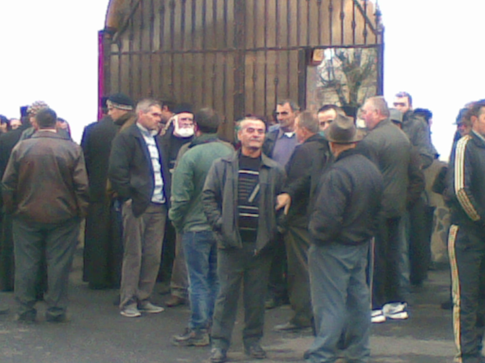 Protest la Manastirea din Bixad. Peste 100 de credinciosi pazesc manastirea sa nu fie retrocedata