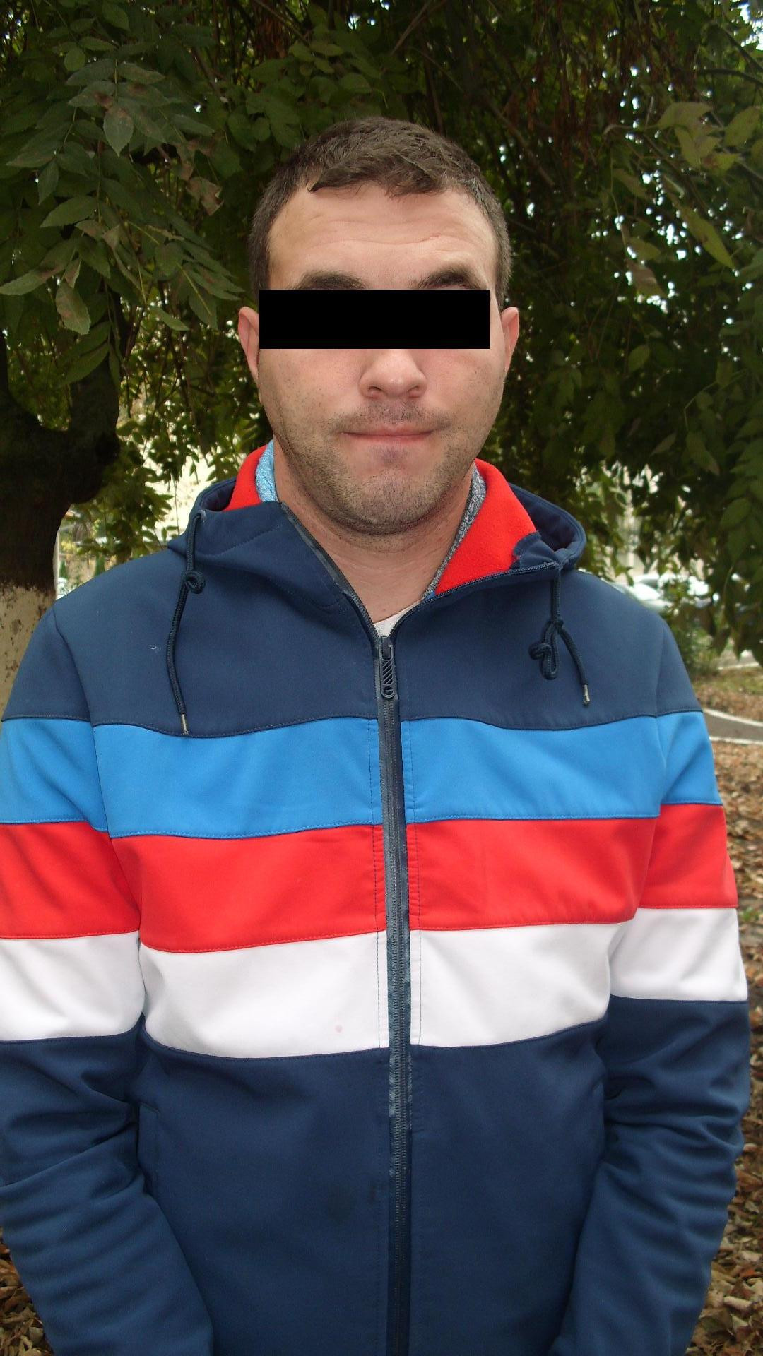 Acest barbat a fost retinut pentru ca isi “buzunarea” colegele de serviciu. Ce le-a furat