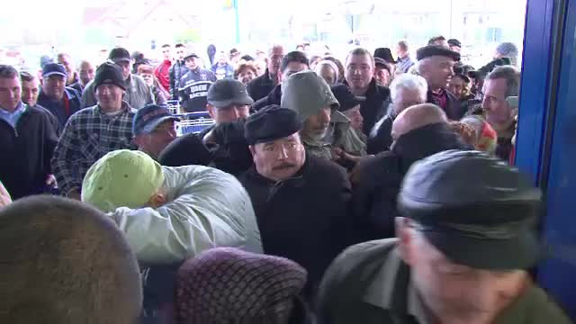 Sute de persoane s-au calcat in picioare la inaugurarea unui hipermarket din Alba