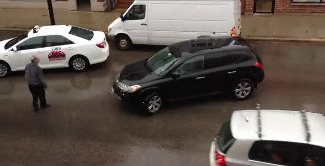 A lovit un taxi si a incercat sa fuga: Ce urmeaza este greu de imaginat! VIDEO