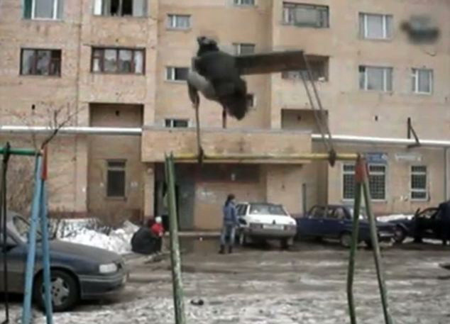 Un rus a indeplinit visul oricarui copil. Cum reuseste sa se dea peste cap cu leaganul. VIDEO