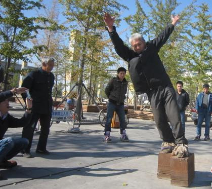 Chinezul care merge in fiecare dimineata cu pantofi care cantaresc 405 kilograme. FOTO