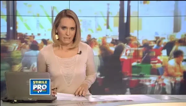 Lupte corp la corp in cursa disperata dupa reduceri. Imaginile haosului dintr-un hipermarket in Alba