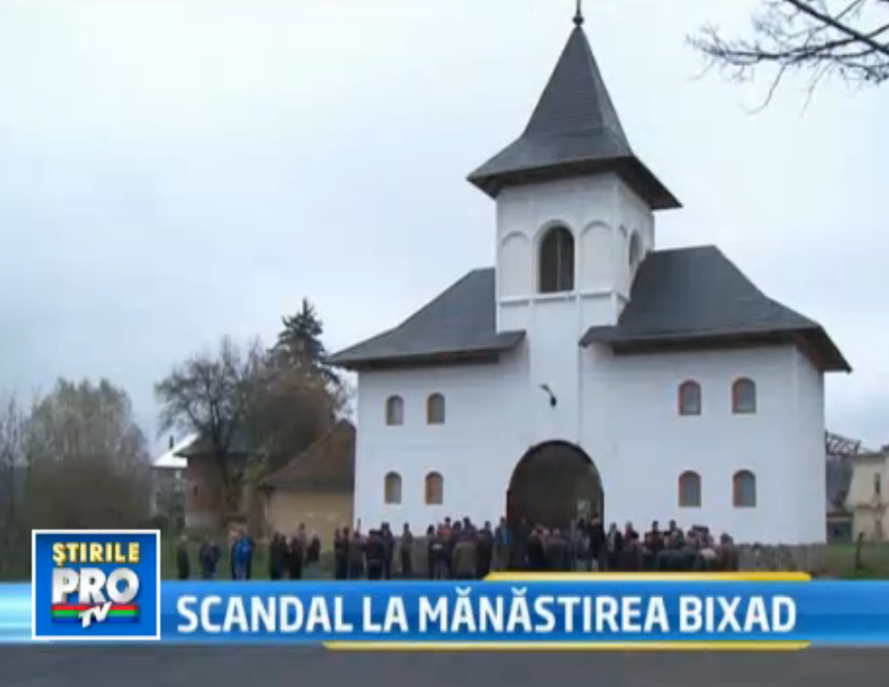 Scene care n-au nicio legatura cu viata bisericeasca s-au derulat in fata Manastirii Bixad