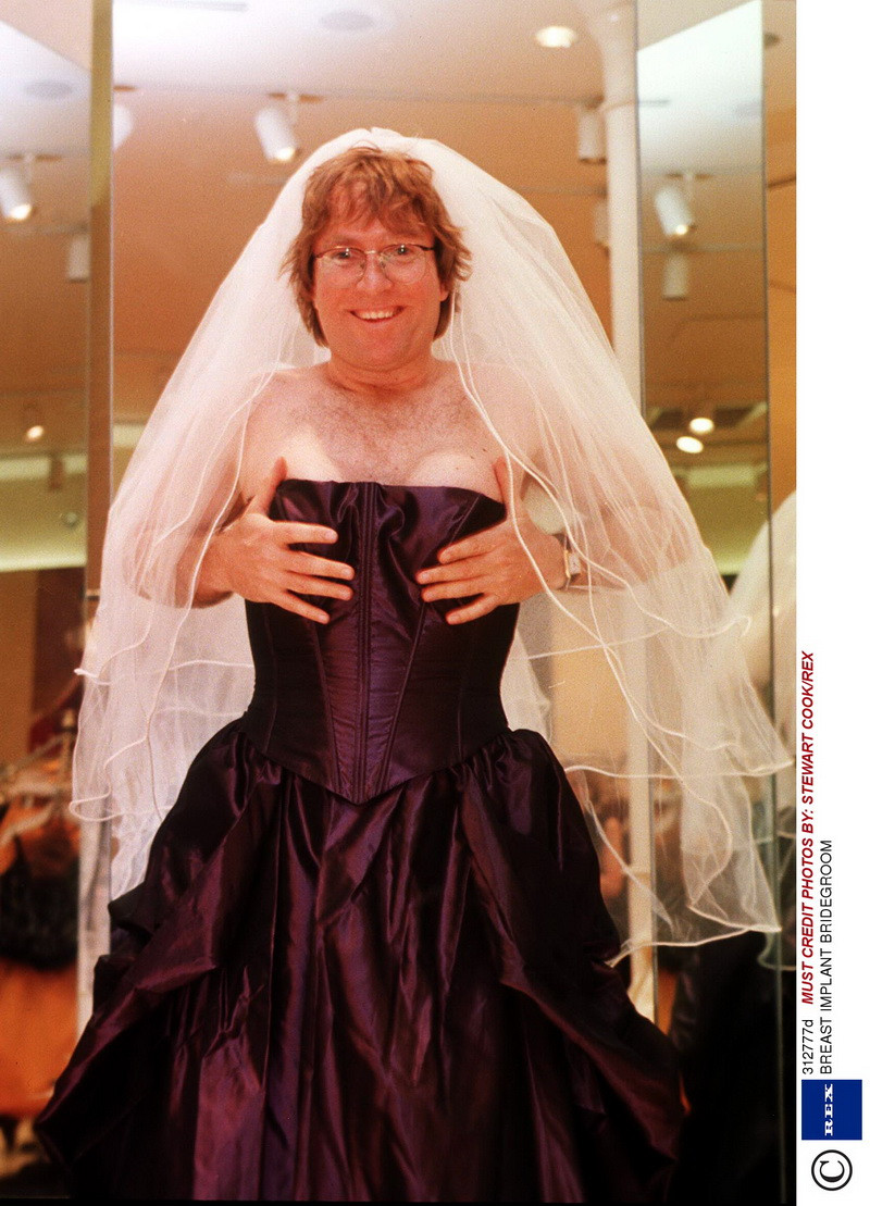 Pentru a castiga pariul cu un amic a trebuit sa isi puna silicoane. De ce nu vrea sa le mai dea jos