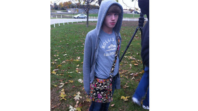 Directorul liceului l-a trimis acasa cand i-a vazut geanta in care isi tinea cartile. FOTO