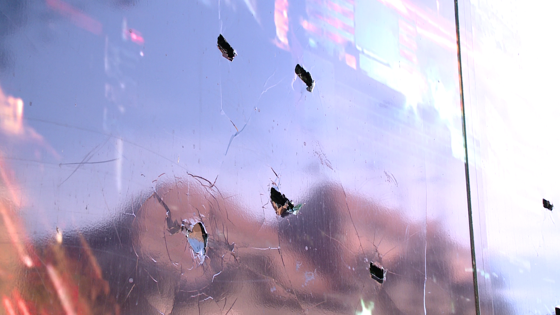 VIDEO. Un barbat se razbuna pe aparatele de joc, dupa ce si-a pierdut casa si masina la cazinou