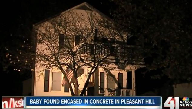 Autoritatile din Missouri au descoperit un bebelus zidit in cada unei case. VIDEO