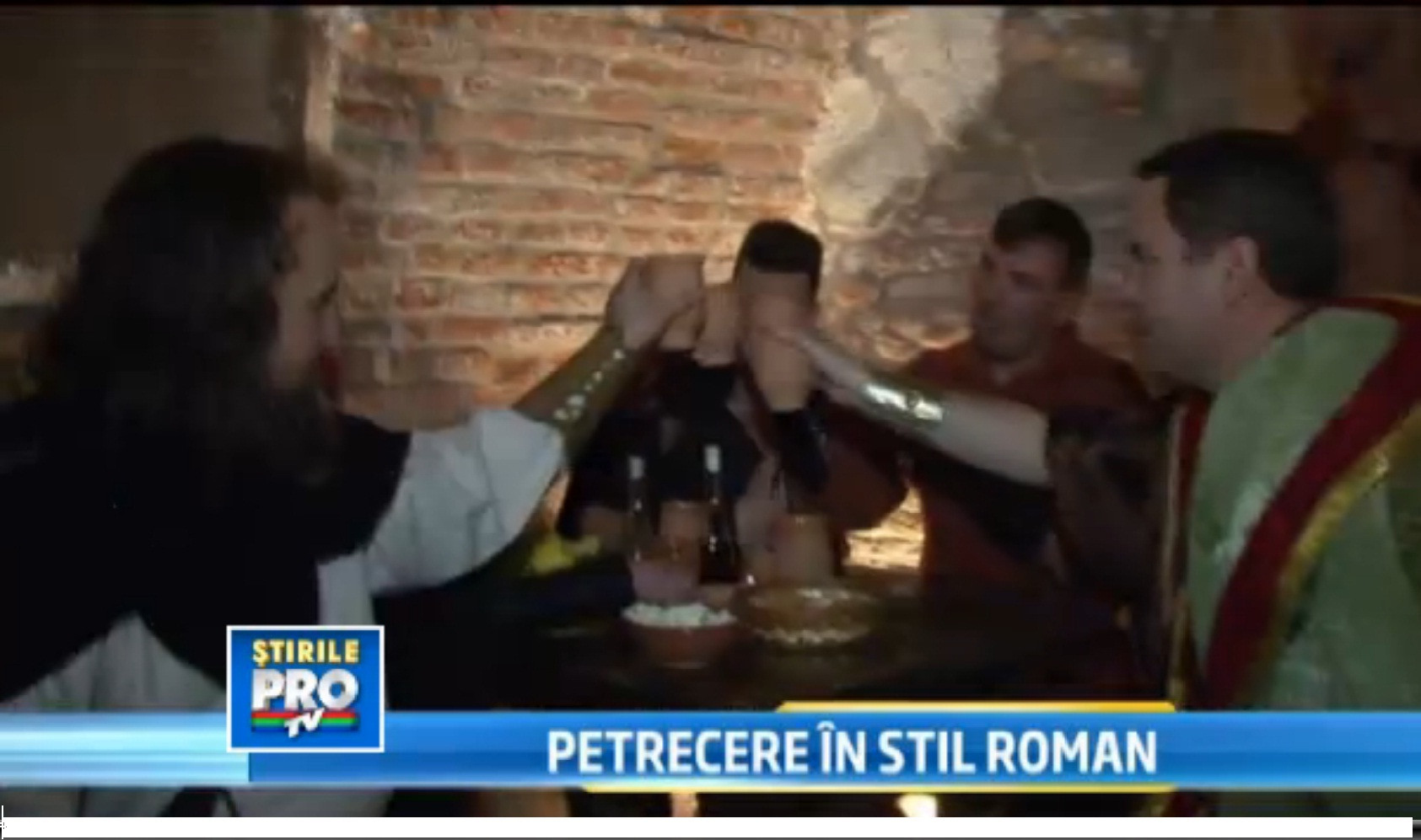 Petrecere in stil roman la Alba Iulia. Bucatele alese si voia buna i-a ademenit pe trecatori