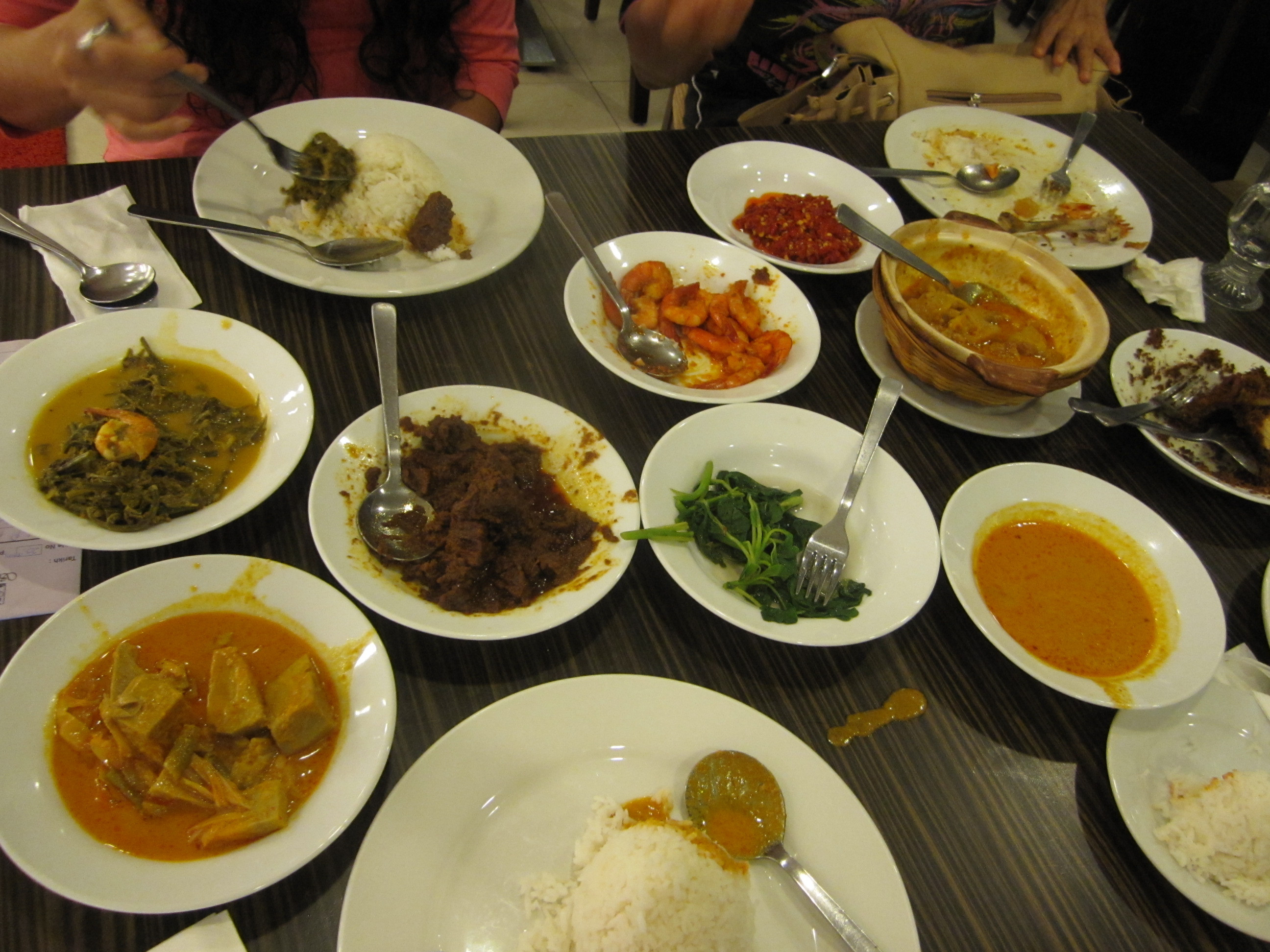 Motivul pentru care un chinez isi indoapa iubita cu mancare. Gestul lui este de neinteles