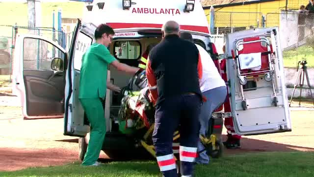 Un barbat grav ranit dupa o explozie in Caracal, scapat de pe targa de echipajul medical. VIDEO