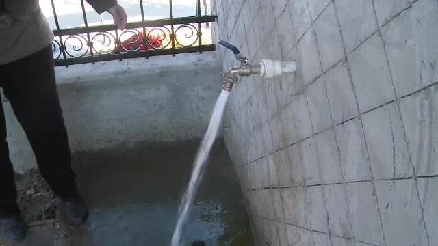 Izvoarele, centrul national al fenomenelor ciudate. Apa clocotita la fantana din fata bisericii