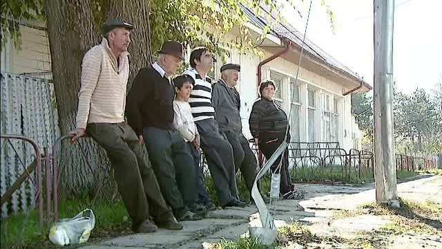 "Noi, de la mic la mare, mirosim a prosti". De ce il asteapta satenii din Nana pe Traian Basescu