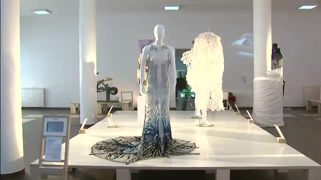 Hainele viitorului, intr-o expozitie din Capitala. Cum arata rochia ce purifica aerul