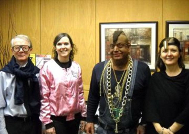 Directorul adjunct al unui liceu din Canada, criticat pentru costumul ales de Halloween. FOTO