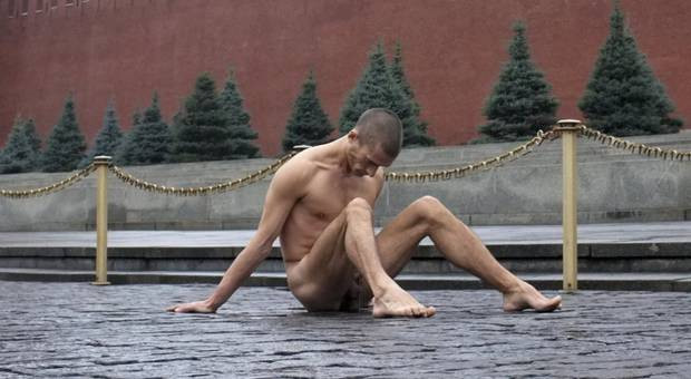 Un rus si-a batut in cuie organele genitale intre pavelele din Piata Rosie din Moscova