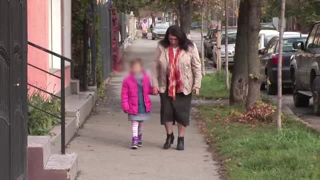 Dragoste parinteasca cu jumatate de norma. Cine sunt romanii care au grija copiilor din orfelinate