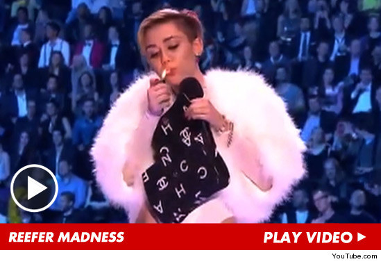 Miley Cyrus si-a aprins o tigara cu marijuana pe scena MTV Europe Music Awards. VIDEO