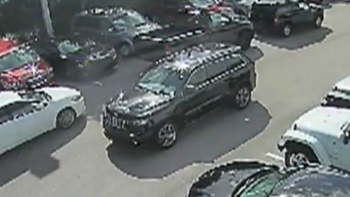 Au reusit sa fure un Jeep de 120,000 de euro in cateva secunde: Metoda i-a lasat masca pe polistiti: VIDEO