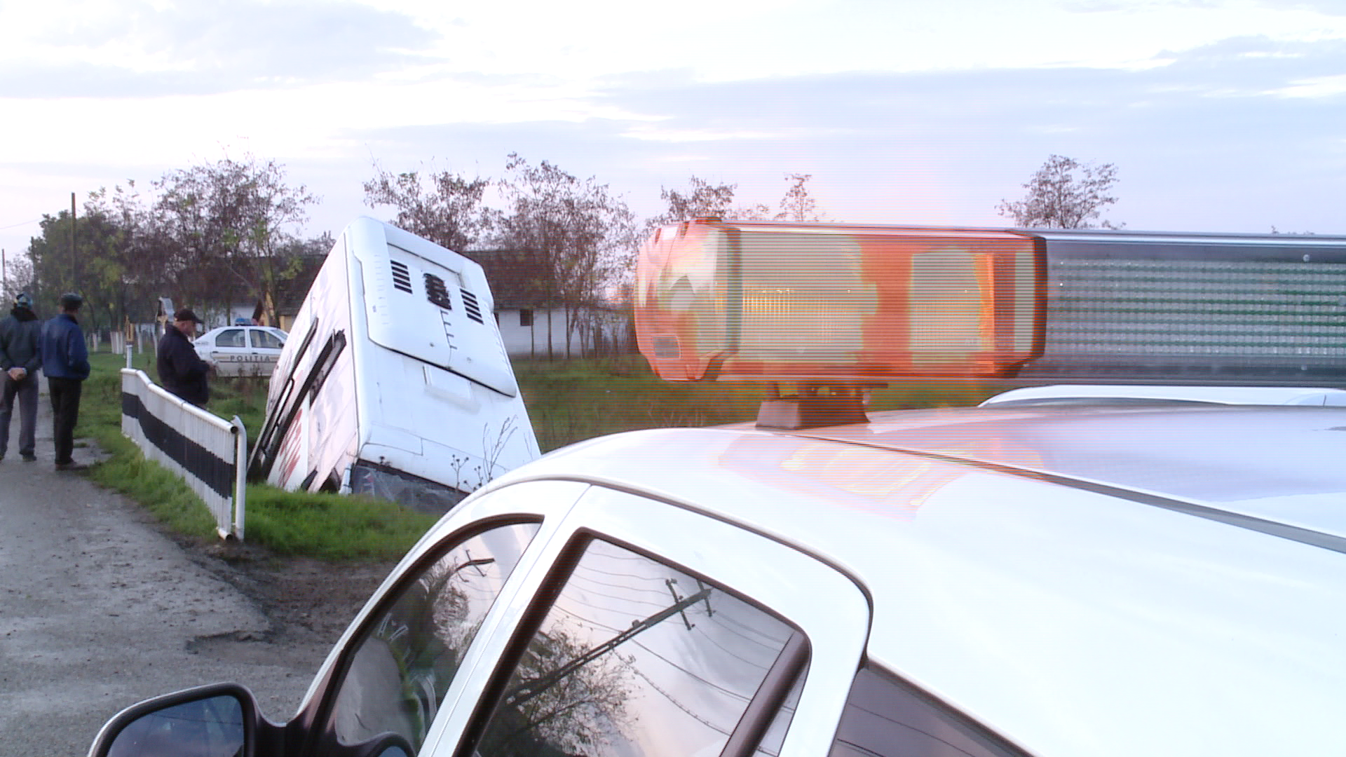 Accident in Timis. Noua persoane sunt ranite dupa ce un autobuz s-a rasturnat intr-un sant