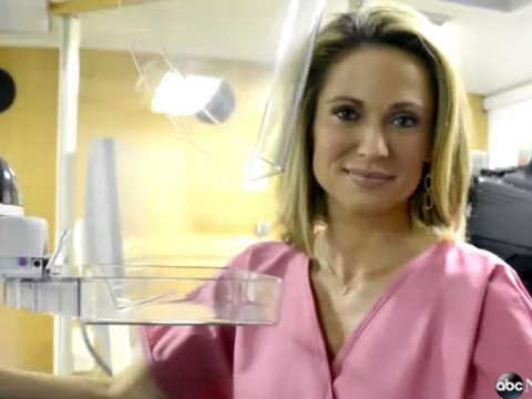 O prezentatoare TV a aflat ca sufera de cancer dupa ce a facut o mamografie in direct