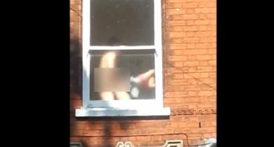Cuplu filmat FACAND SEX in fata ferestrei, in miezul zilei, sub PRIVIRILE trecatorilor. VIDEO
