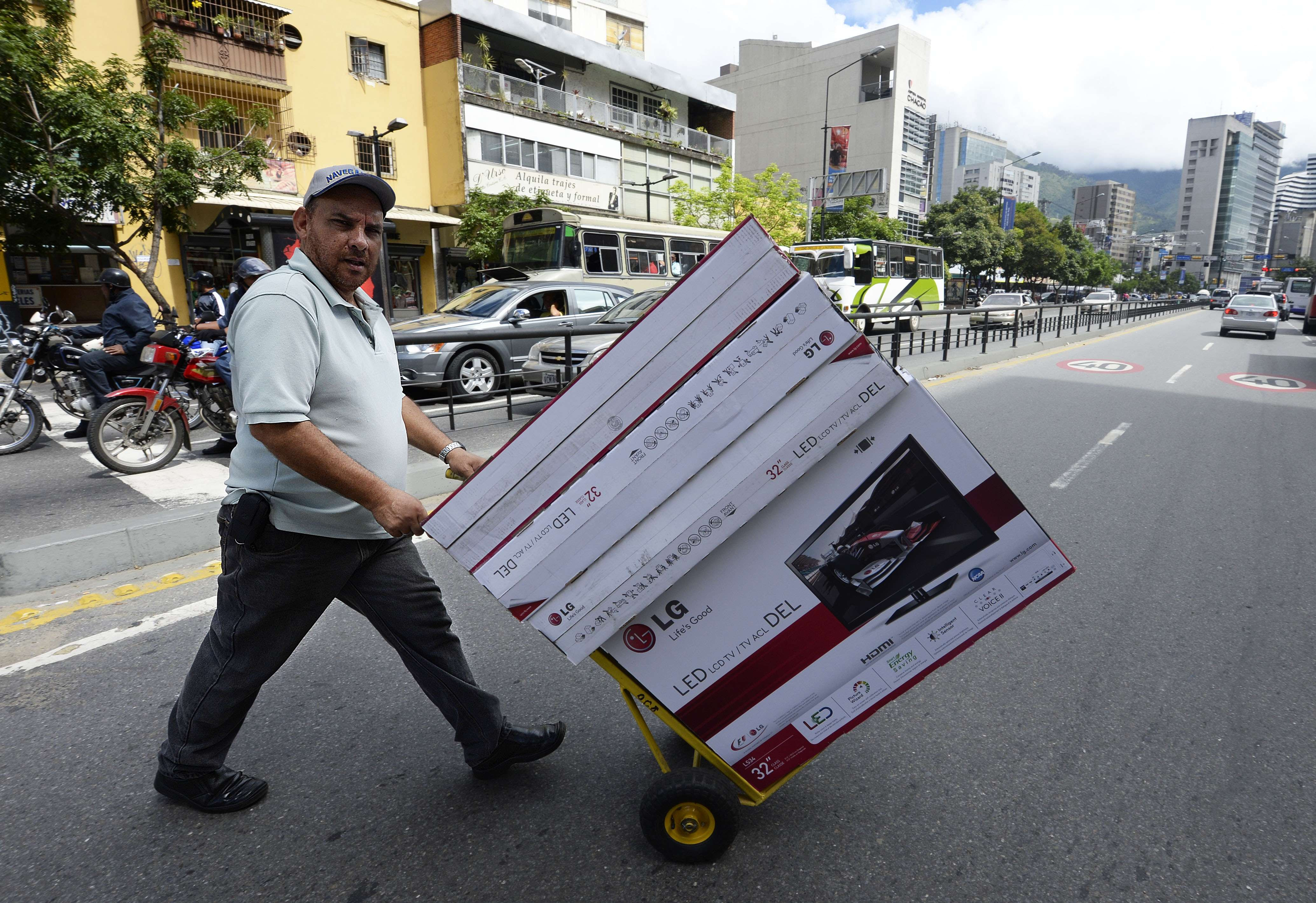 Black Friday cu armata in Venezuela. Preturile au fost taiate cu forta la jumatate de presedinte