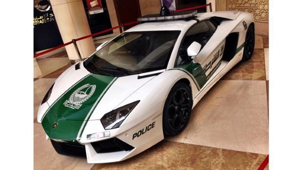 Un motiv in plus de acum sa-ti doresti sa fii arestat aici: Uite ce super masina au primit in dotare politistii din Dubai: FOTO