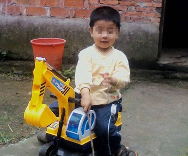 Un copil de 4 ani din China a fost fortat sa bea benzina, apoi mama sa l-a incendiat