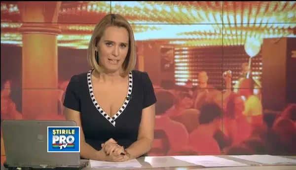 Consiliera unui deputat PNL, in ipostaze provocatoare, alaturi de alte femei. Cine e Alexandra Rus