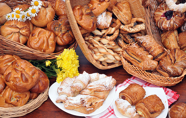 Liceenii patiseri. Placintele facute in timpul orelor se vand ca painea calda in pauze