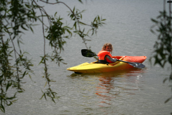 Doua fete au interzis la TV timp de un an, parintii le-au pregatit zeci de activitati in aer liber