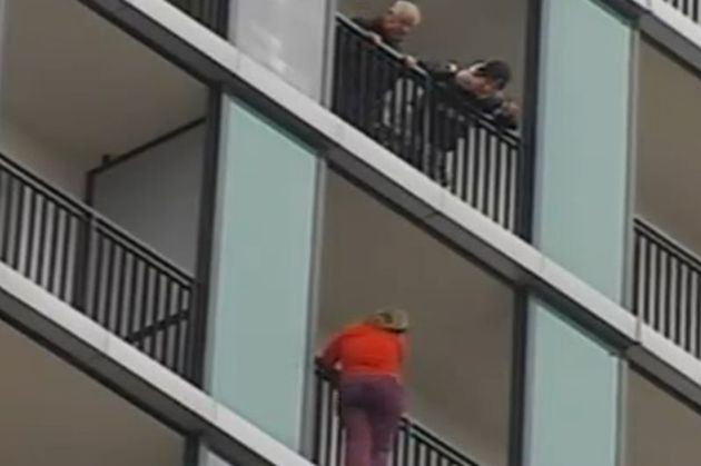 Rolul negociatorului in salvarea femeii care a amenintat ca se arunca de la etajul 14