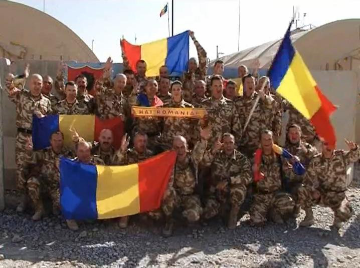 Militarii romani din Afganistan incurajeaza nationala Romaniei inainte de barajul cu Grecia. VIDEO