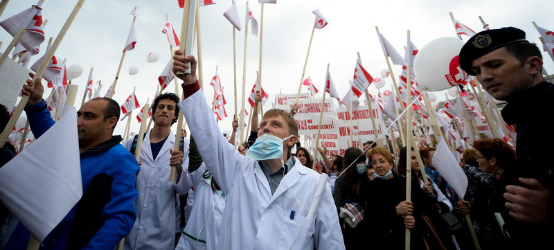 Angajatii din Sanatate ies in strada pentru salarii cu 10 la suta mai mari. Sanitas ia in calcul greva generala