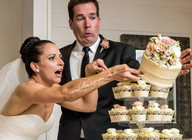 Momentul care le-a distrus nunta. Ce a patit mireasa in timp ce taia tortul