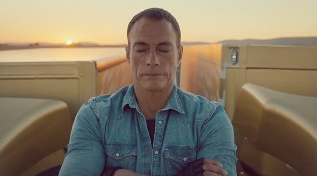 Cel mai tare clip cu Van Damme: Vezi unde face spagat :) VIDEO