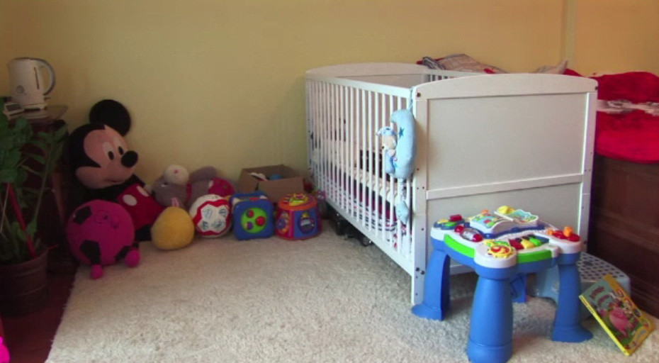 Drama unui cuplu care si-a luat copilul in pat pentru a-l opri din plans. Ce au constatat parintii la cateva ore dupa