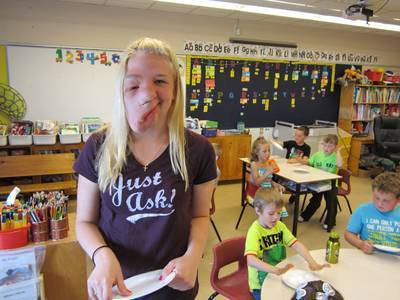 O boala rara a desfigurat-o complet. Cum arata "tanara cu jumatate de chip". FOTO