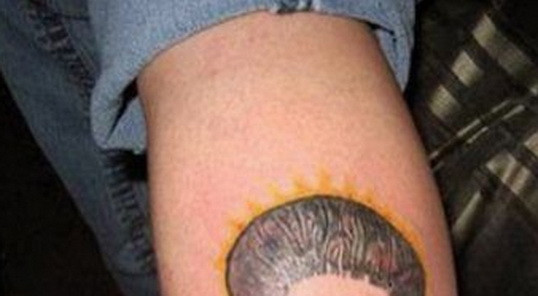 "Am deschis proces. Si-au batut joc". A vrut sa isi faca un tatuaj in memoria mamei. Ce a iesit