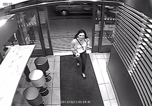 Ipostaza in care a fost filmata o femeie de camera de supraveghere de la McDonald’s, la 5 dimineata