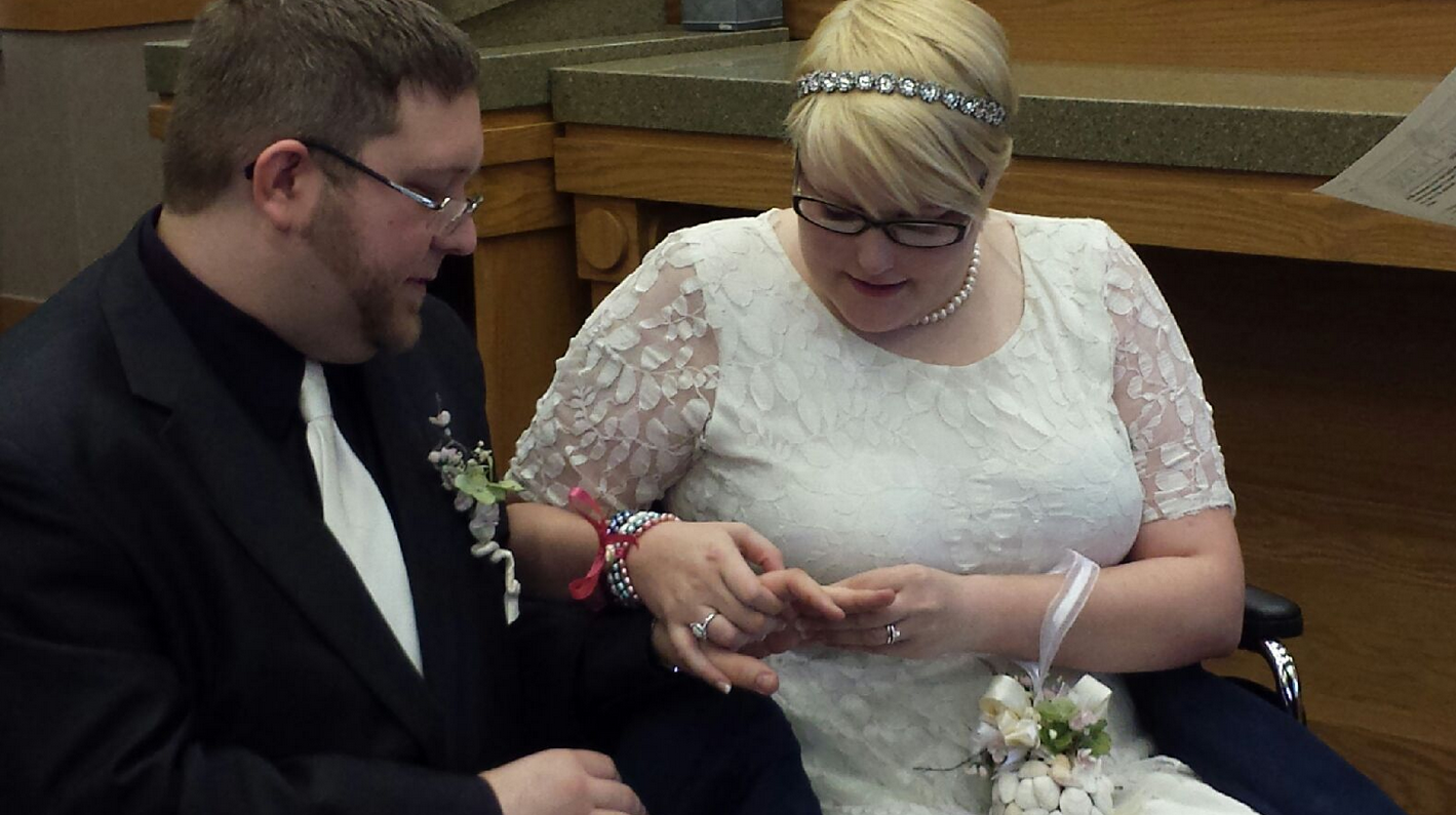 Gest uimitor facut de un tanar in fata altarului. Viitoarei sotii i-au dat lacrimile