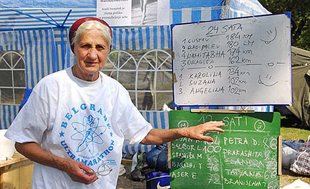 Super bunica Serbiei. Femeia de 77 de ani care alearga maratoane de 100 de kilometri de placere