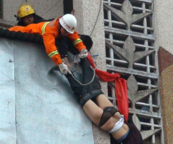 Cum si-a prins un barbat sotia care a vrut sa se arunce de la etajul al patrulea