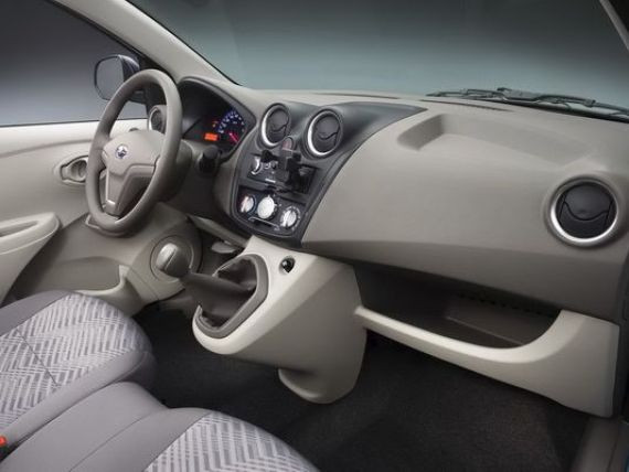 TIMIS: Un tanar de 19 ani care fura casetofoanele autoturismelor a fost prins de politisti