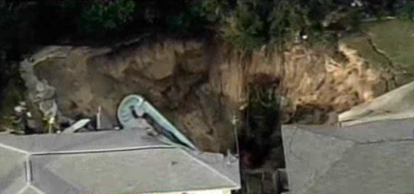 Doua familii ingrozite in Florida. Au fost nevoiti sa-si abandoneze casele