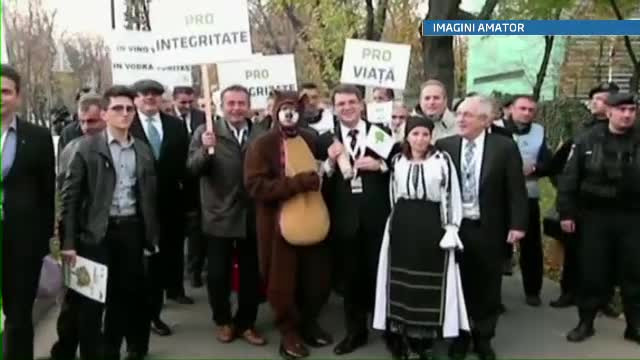 Protest in fata Ambasadei Rusiei din Capitala dupa decizia de a opri importurile de vin din Moldova